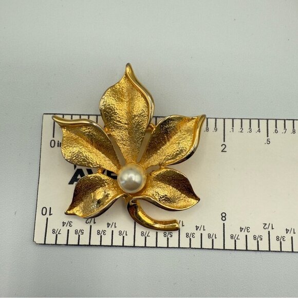Vintage Gold Bushed Leaf Brooch and Faux Pearl Stud Earring Set - Picture 14 of 14